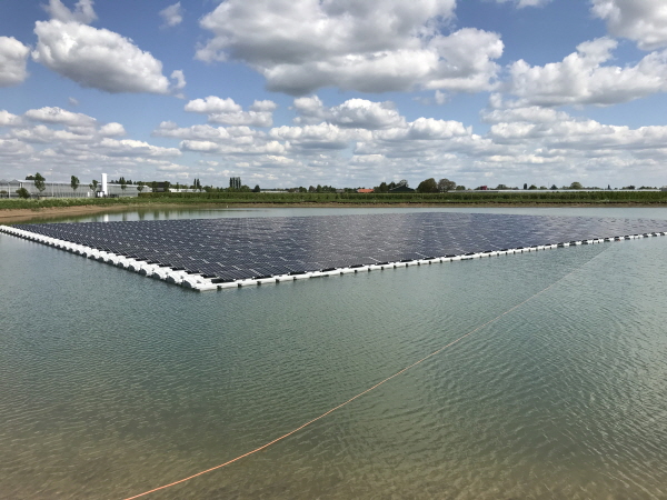 한화큐셀의 태양광 모듈이 설치된 네덜란드 린지워드 수상태양광 발전소. [사진=한화큐셀]