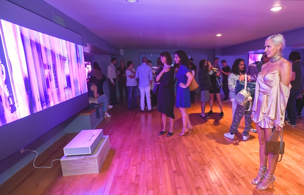 24일(현지시간) 미국 산타모니카에서 관람객들이 '데이비드 반 에이슨'의 디지털 아트 작품을 'LG 시네빔 레이저 4K'가 구현한 초대형, 고해상도 화면으로 감상하고 있다. ⓒLG전자