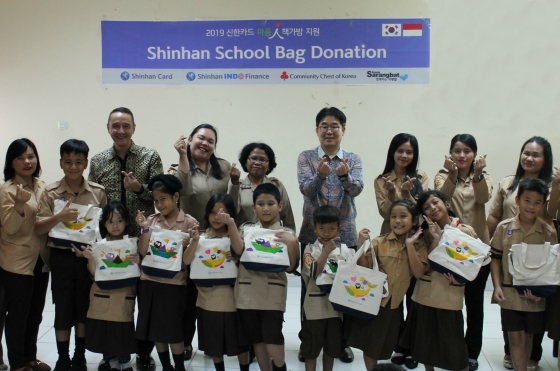 책가방과 학용품을 전달받은 인도네시아 현지 아이들이 기념사진을 찍고 있다.ⓒ신한카드