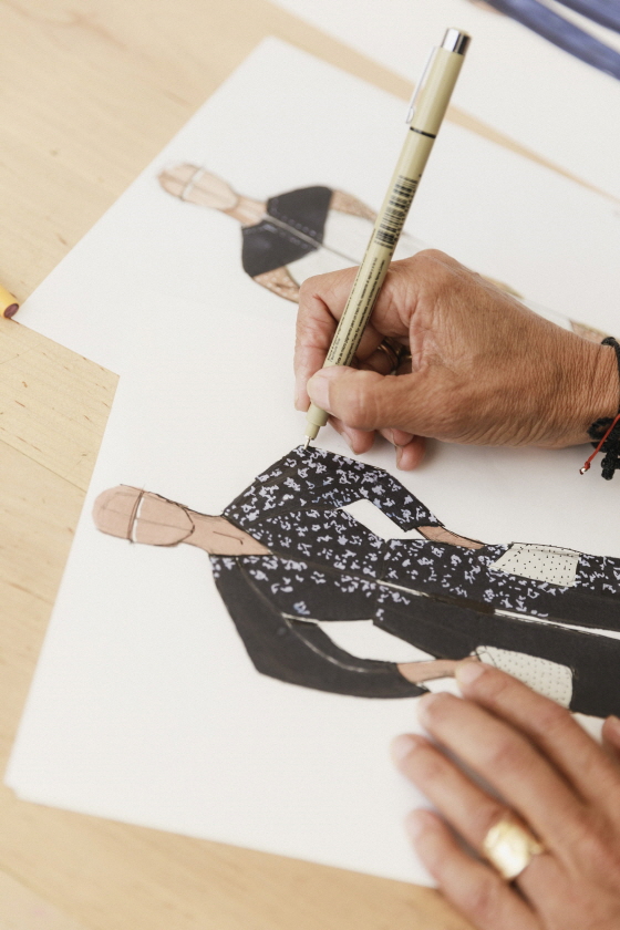 미국 뉴욕 소호 블리커 스트리트(New York Soho Bleecker St.)에 위치한 작업실에서 패션 디자이너 ‘마리아 코르네호’가 현대자동차 업사이클링 의상 디자인을 스케치하는 모습ⓒ현대자동차