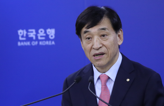 이주열 한국은행 총재가 현재 기준금리 수준이 낮아져있지만, 앞으로 경제상황에 따라 필요시 대응할수 있는 정도의 여력은 갖고 있다고 언급했다.ⓒ연합