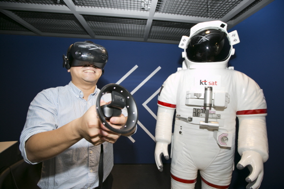 KT SAT 관계자가 VR 기기를 이용해 인공 위성 발사 현장과 우주 상공 여행을 가상 체험하고 있다.ⓒKT SAT