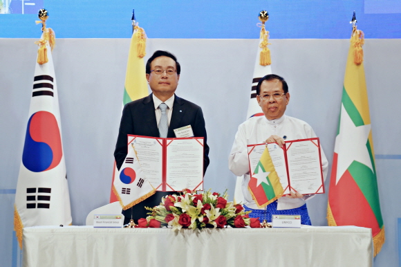 지난 4일 열린 '한-미얀마 비즈니스포럼'에서 미얀마 상공회의소연합회(UMFCCI)와 업무협약을 체결한 손태승 우리금융그룹 회장(사진 왼쪽)이 우쪼민윈(U Zaw Min Win) 미얀마 상공회의소연합회장(사진 오른쪽)과 가념촬영을 하고 있다.ⓒ우리금융그룹