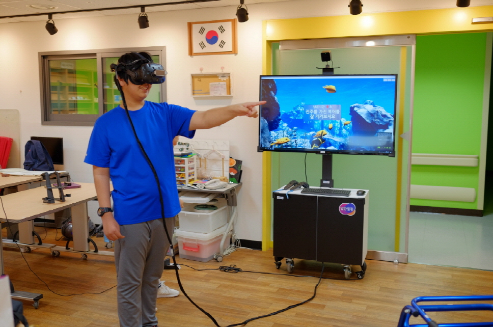 연세대 재활학교 학생이 VR 인지훈련 콘텐츠를 체험하고 있다ⓒ한컴지엠디 