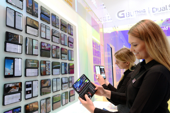 LG전자 모델들이 LG 스마트폰 전시관에서 LG V50S ThinQ와 LG 듀얼 스크린을 소개하고 있다. 
