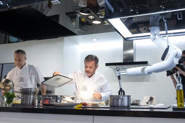삼성전자가 독일 베를린에서 6일부터 11일까지 열리는 유럽 최대 가전 전시회 'IFA 2019'에 참가해 삼성 클럽 더 셰프와 삼성봇 셰프가 협업해 요리하는 시연을 선보이고 있다. ⓒ삼성전자