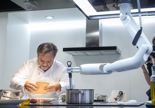 삼성전자가 독일 베를린에서 6일부터 11일까지 열리는 유럽 최대 가전 전시회 'IFA 2019'에 참가해 삼성 클럽 더 셰프와 삼성봇 셰프가 협업해 요리하는 시연을 선보이고 있다. ⓒ삼성전자
