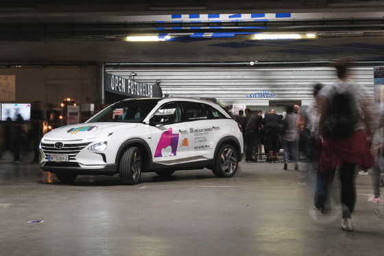 오스트리아 린츠에서 개최된 세계적인 미디어아트 축제 ‘아르스 일렉트로니카 페스티벌 2019(Ars Electronica Festival 2019)’에 행사 공식 차량으로 제공된 현대자동차 수소전기차 ‘넥쏘’의 모습ⓒStefan Fuertbauer/Getty Images for Hyundai