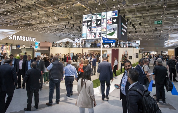 관람객들이 현지시간 6일 독일 베를린에서 열리는 가전전시회 'IFA 2019' 내 삼성전자 전시장을 살펴보고있다. ⓒ삼성전자