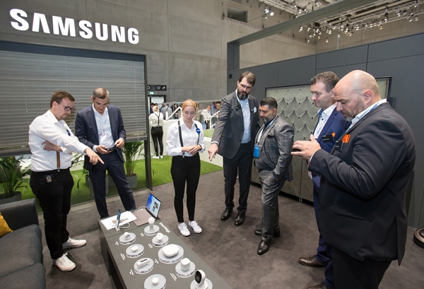 관람객들이 현지시간 6일 독일 베를린에서 열리는 가전전시회 'IFA 2019' 내 삼성전자 전시장에서 홈IoT를 구현하는 스마트싱스 카메라, 동작감지 센서, 다목적센서 등을 살펴보고 있다.
ⓒ삼성전자