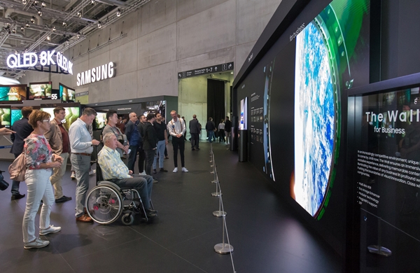 관람객들이 현지시간 6일 독일 베를린에서 열리는 가전전시회 'IFA 2019' 내 삼성전자 전시장에서 압도적인 크기와 화질을 자랑하는 상업용 디스플레이 '더 월(The Wall) 프로페셔널' 219형 제품을 감상하고 있다.ⓒ삼성전자