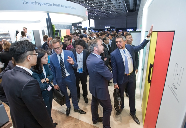 관람객들이 현지시간 6일 독일 베를린에서 열리는 가전전시회 'IFA 2019' 내 삼성전자 전시장에서 유럽시장 진출을 앞두고 있는 맞춤형 냉장고 '비스포크(BESPOKE)'를 체험하고 있다. ⓒ삼성전자