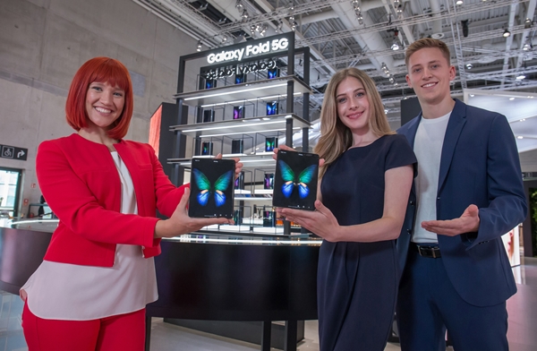 IFA 공식 모델(왼쪽)과 삼성전자 모델들이 독일 베를린에서 열리는 가전전시회 'IFA 2019' 내 삼성전자 전시장에서 새로운 모바일 카테고리 스마트폰 '갤럭시 폴드 5G'를 소개하고 있다. ⓒ삼성전자