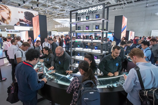 관람객들이 현지시간 6일 독일 베를린에서 열리는 가전전시회 'IFA 2019' 내 삼성전자 전시장에서 '갤럭시 폴드 5G'를 체험하고 있다.
ⓒ삼성전자