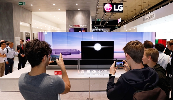 LG전자가 현지시간 6일부터 11일까지 독일 베를린에서 열리는 IFA 2019 전시회에서 LG전자의 인공지능 기술과 차별화된 시장선도 제품들이 변화시키는 생활공간을 선보인다. 관람객들이 롤러블 TV인 ''LG 시그니처 올레드 R'를 살펴보고 있다. ⓒLG전자
