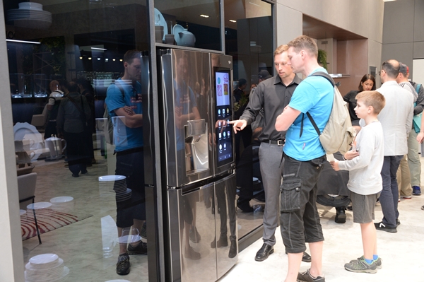 LG전자가 현지시간 6일부터 11일까지 독일 베를린에서 열리는 IFA 2019 전시회에서 LG전자의 인공지능 기술과 차별화된 시장선도 제품들이 변화시키는 생활공간을 선보인다. 관람객들이 LG전자의 스마트 노크온 매직 스페이스 냉장고를 살펴보고 있다. ⓒLG전자