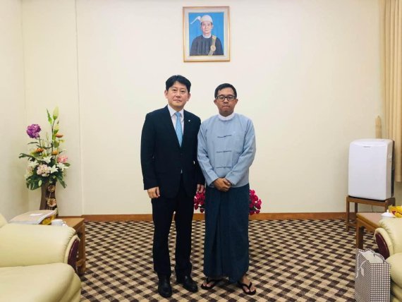 유광열 금융감독원 수석부원장(왼쪽)이 9일 미얀마 네피도 미얀마중앙은행(CBM)을 방문하여 보 보 응에 부총재를 면담했다. ⓒ금융감독원