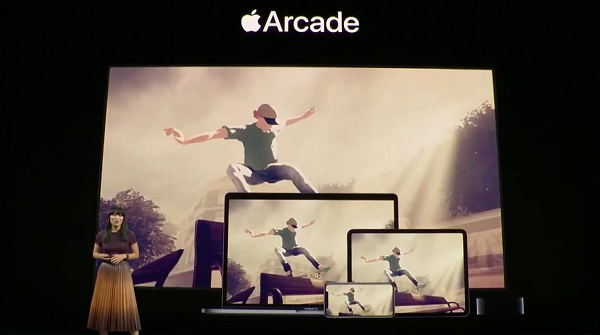 10일(현지시간) 애플이 미국 캘리포니아주 쿠퍼티노 애플파크 스티브잡스 극장에서 개최된 미디어 행사에서 구독형 게임 서비스 애플 '아케이드'의 세부내용을 공개하고 있다ⓒ애플 공식 유튜브 화면