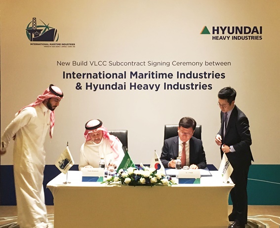 파티 알 살림 IMI 대표(왼쪽)와 박승용 현대중공업 부사장(오른쪽)이 초대형 원유운반선(VLCC) 1척에 대한 계약을 체결하고 있다.ⓒ현대중공업