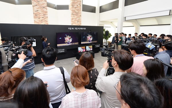 서울 여의도 LG트윈타워에서 열린 LG전자 디스플레이 기술설명회에서 참석한 기자들이 8K TV 제품들의 해상도를 비교하고 있다. ⓒLG전자