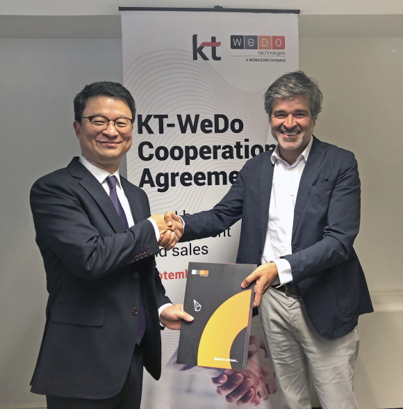 KT 글로벌사업개발본부장 김영우 상무(왼쪽)와 WEDO CEO 루이 패이바(오른쪽)가 계약을 체결하고 악수를 하고 있다.ⓒKT