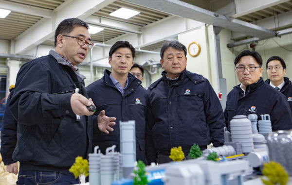 허세홍 GS칼텍스 대표(왼쪽에서 두번째)가 대전 기술연구소에서 연구설비를 둘러보며 임직원들과 대화를 나누고 있다. [사진=GS칼텍스]
