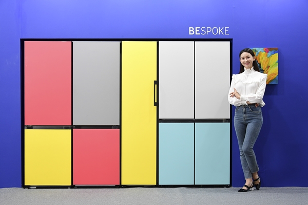 삼성전자 모델이 '2019 유니온 아트페어' 삼성전자 부스에 전시된 맞춤형 냉장고 '비스포크(BESPOKE)'를 배경으로 포즈를 취하고 있다.
ⓒ삼성전자