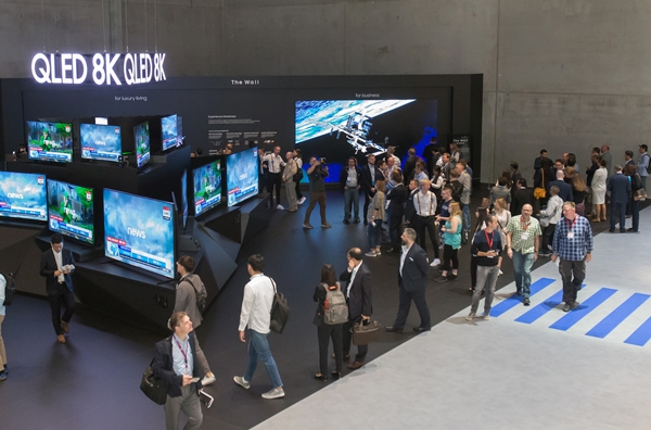 지난 9월 독일 베를린에서 열린 유럽최대 가전전시회 'IFA 2019' 에서 관람객들이 삼성전자의 QLED 8K TV를 살펴보고 있다. ⓒ삼성전자