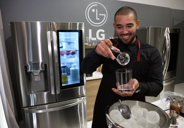 팝업 스토어의 칵테일 전문가가 LG 인스타뷰 냉장고에서 꺼낸 구형(球形) 얼음인 크래프트 아이스를 컵에 담고 있다. ⓒLG전자