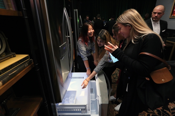 팝업 스토어를 방문한 고객들이 LG 인스타뷰 냉장고에서 꺼낸 구형(球形) 얼음인 크래프트 아이스를 체험하고 있다. ⓒLG전자