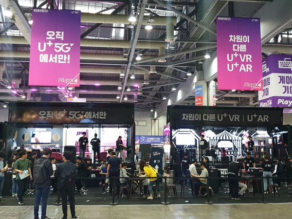 지난 5월 고양 킨텍스 제2전시장에서 열린 차세대 융·복합 종합게임쇼 '2019 플레이엑스포(PlayX4)' U+5G 체험존에서 고객들이 5G 서비스를 즐기고 있다. ⓒLG유플러스
