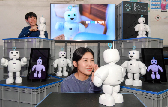 관람객들이 스타트업 서큘러스가 개발한 휴머노이드형 반려 로봇 파이보와 소통하고 있다.ⓒ현대차