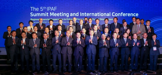 26일 서울 콘래드 호텔에서 개최된 제5회 IPAF(International Public AMC Forum, 국제공공자산관리기구 포럼) 대표회담 및 국제회의에서 은성수 금융위원장(첫줄 왼쪽에서 여덟번째), 문창용 캠코 사장(첫줄 왼쪽에서 일곱번째), 디와카르 굽타 ADB 부총재(첫줄 왼쪽에서 아홉번째) 및 세계은행, 국제기구 관계자들이 기념촬영을 하고 있다.ⓒ캠코