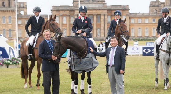 쌍용차 예병태 대표이사(오른쪽)가 지난 22일 쌍용 블레넘궁 승마대회(SsangYong Blenheim Palace Horse Trials) 시상식에서 선수들을 격려하며 기념촬영을 하고 있다. ⓒ쌍용차