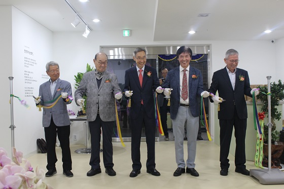 엄정근(왼쪽 세 번째) 하이스틸 대표와 철강·예술계 관계자들이 지난 1일 서울사무실에서 '충무로갤러리' 개관식을 실시하고 기념촬영을 하고 있다.ⓒ하이스틸