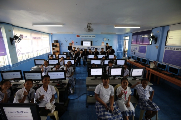 KT SAT 임직원이 지난달 29일부터 일주일 간 필리핀 카피테 지역의 휴고 페레츠 초등학교에서 글로벌 사회공헌활동을 시행했다.ⓒKT SAT