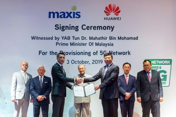 화웨이는 지난 3일 말레이시아 이동통신사 맥시스(Maxis)와 말레이시아 푸트라자야의 프라임 리더십 재단에서 말레이시아 5G 네트워크 구축을 위한 협약을 맺었다.(사진 왼쪽 세번째: 고칸 우트(Gokhan Ogut) 맥시스 최고경영자(CEO), 가운데 마하티르 모하맛(Mahathir bin Mohamad) 말레이시아 총리, 오른쪽에서 세번째 마이클 위안(Michael Yuan) 화웨이 말레이시아 최고경영자(CEO).ⓒ화웨이