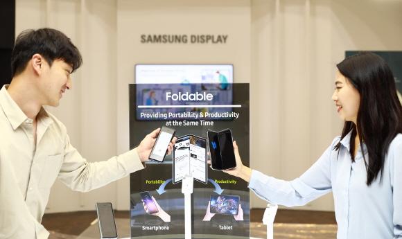 삼성디스플레이 직원들이 'IMID 2019'에서 폴더블 디스플레이를 채용한 '갤럭시 폴드'를 체험하고 있다.ⓒ삼성디스플레이