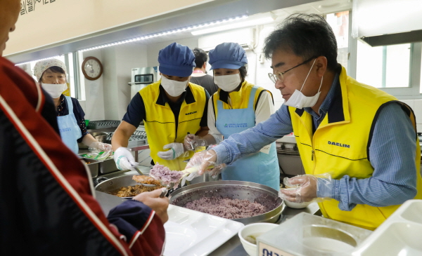 7일 서울 용산구 청파노인복지센터를 찾은 대림산업 직원들이 점심 배식 봉사활동을 펼치고 있다. ⓒ대림산업