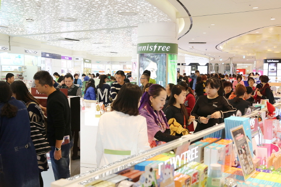 지난해 롯데면세점 월드타워점서 중국인 관광객들이 쇼핑하는 모습.[사진=롯데면세점]