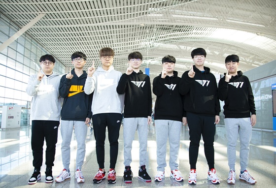T1 '리그 오브 레전드' 프로 선수들이 지난 8일 인천공항에서 월드챔피언십 참가를 앞두고 승리 포즈를 취하고 있다. ⓒSKT