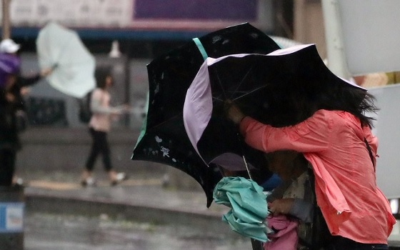 한 시민이 우산을 쓰고 강한 바람을 맞고 있다.ⓒ연합뉴스