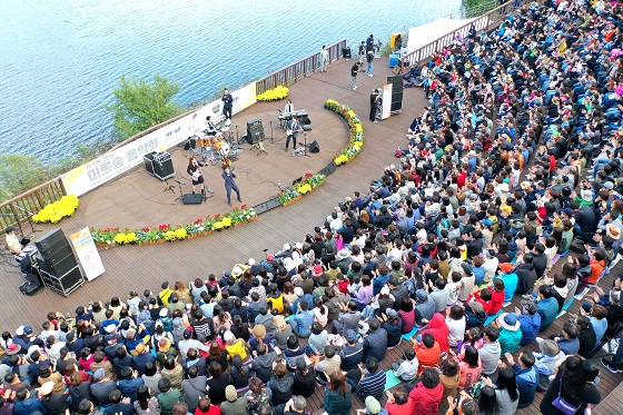 지난 주말 현대모비스가 조성한 친환경 생태숲인 미르숲 내 야외 음악당에서 관람객 1000여명이 참석한 가운데 '2019 미르숲 음악회'가 열리고 있다. ⓒ현대모비스