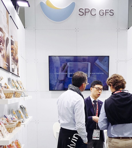 국제 식품박람회에서 외국인 바이어들이 SPC삼립 대표제품에 대한 설명을 듣고 있다.ⓒSPC삼립