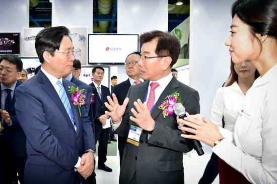'인터배터리 2019' 전시회에 참가한  LG화학 김종현 전지사업본부장 사장(왼쪽)이 성윤모 산업통상부 장관과 이야기를 나누고 있다. 