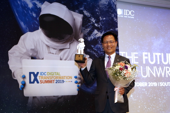 지난 16일 서울 그랜드 인터컨티넨탈 서울 파르나스 2층 오키드룸에서 열린 ‘IDC DX Awards 2019’ 시상식에서 두산중공업 손우형 상무(오른쪽)가 ‘DX Leader’로 선정되어 수상 후 기념촬영을 하고 있다.ⓒ두산중공업