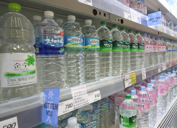 한 서울 대형마트에 진열된 생수 제품들.ⓒEBN
