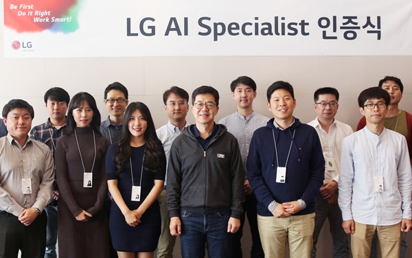 박일평 LG전자 CTO 사장(앞줄 왼쪽에서 네번째)이 선발된 인공지능 전문가들과 기념촬영을 하고 있다. ⓒLG전자