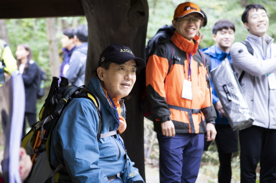삼양그룹 김윤 회장이 창립 95주년 기념으로 임직원들과 산행을 하고 있다.