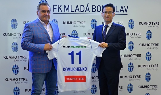 김인수 금호타이어 OE영업담당 상무(오른쪽)와 조셉 두펙(Josef Dufek) FK Mlada Boleslav 회장이 파트너십 조인식을 체결했다. ⓒ금호타이어